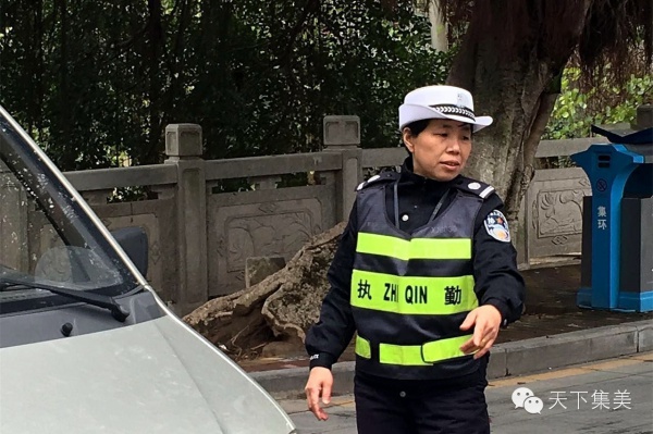 八年风雨坚守，她成为嘉庚路上“最靓丽风景”