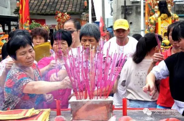 上周六近千人相约后溪，为的就是来拜拜他！