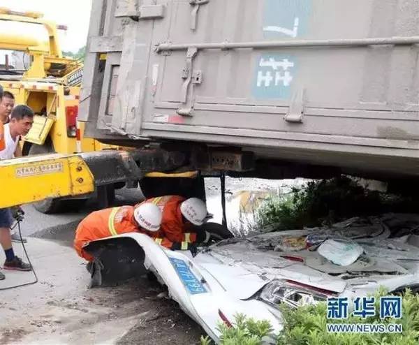 开车必看！大货车压下瞬间，司机乘客做了一个动作，逃过鬼门关！