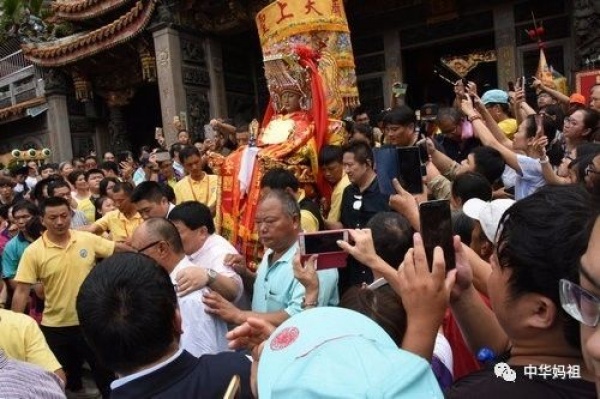 【妈祖】湄洲妈祖巡台回銮安座信众热情迎接